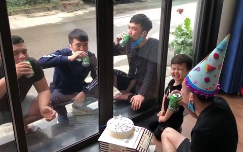'Cười té ghế' với cách lũ bạn thân tổ chức sinh nhật cho mấy đứa sinh nhật tháng 8 trong... mùa cách ly