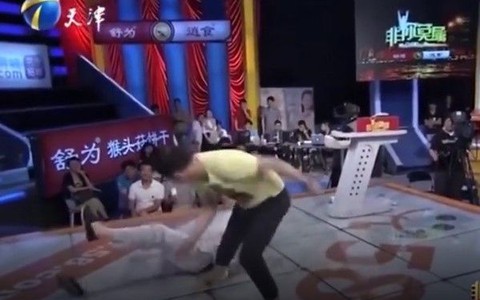 Võ sư Vịnh Xuân 'thể hiện' trên sóng truyền hình bị khách mời hạ gục một nốt nhạc