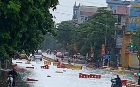 Dải phân cách nổi lềnh bềnh trên phố sau cơn mưa lớn