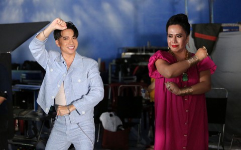 S.T Sơn Thạch kéo Chi Dân và Ninh Dương Lan Ngọc lẫn Võ Hoàng Yến và cô Minh Hiếu chung vui trong "Phiếu bé ngoan"
