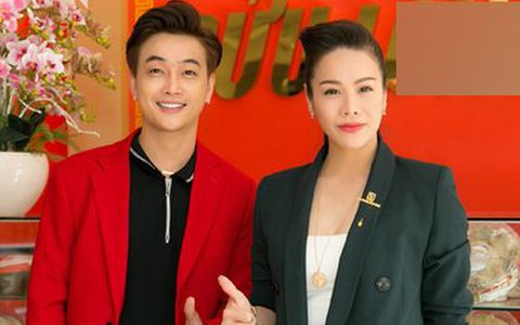 Sau chi tiết bó hoa, lại phát hiện TiTi khoe nhẫn tỏ tình với ai đó nhưng na ná với nhẫn của Nhật Kim Anh