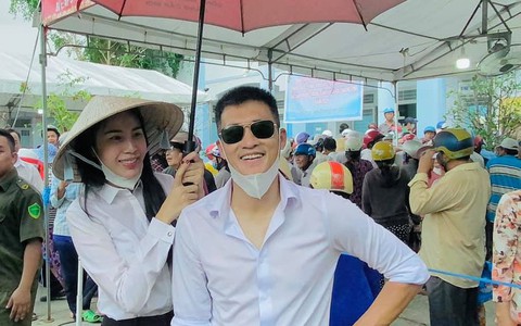 Công Vinh được yêu cầu nghỉ làm, ở nhà vợ nuôi