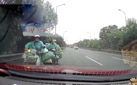 Tài xế ôtô cương quyết ép xe máy đi ngược chiều trên cao tốc quay đầu