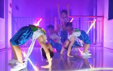 Các em bé mặc yếm nhảy hip hop phiên bản mầm non siêu đỉnh