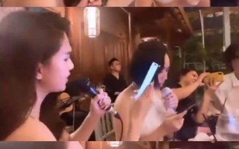 Đang ngọt ngào song ca, Ngọc Trinh bất ngờ văng tục khiến khán giả mất hồn