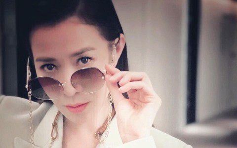 Bị hối thúc chuyện chồng con, Xa Thi Mạn lên chùa cầu duyên