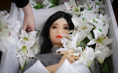 Chuyện lạ ở Nhật: Mở dịch vụ mai táng búp bê tình dục 'hết hạn sử dụng' với giá 19 triệu đồng