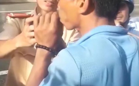 Bị CSGT đo nồng độ cồn, người đàn ông nói: ‘Bố vợ anh chết, anh chả uống à!’