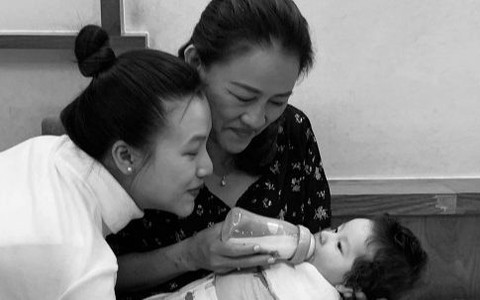 Á hậu Hoàng Oanh công khai mặt quý tử lai tây, bật mí người giúp đỡ vượt cạn thành công