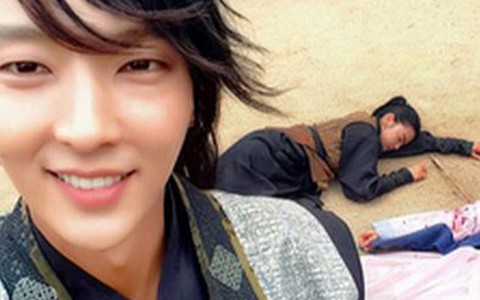 Cười sặc với loạt ảnh hậu trường siêu nhây của nam thần… kinh Lee Jun Ki