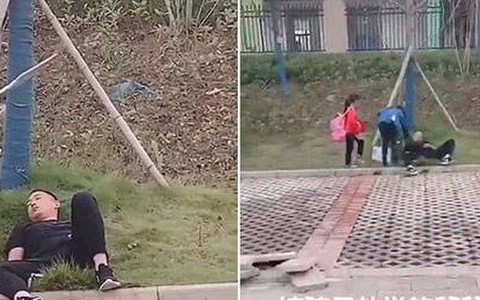 Bố trẻ ngủ quá trời quá đất trên bãi cỏ sân trường chẳng lo đón con