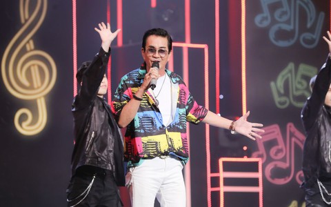 Lộ diện 'anh em song sinh' với Nguyễn Hưng, 62 tuổi nhảy đẹp hát sung ở 'Ca sĩ ẩn danh'