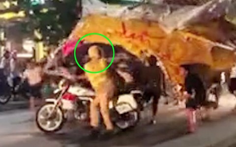 Nhóm thanh niên vứt lồng đèn bỏ chạy, vô tình úp luôn CSGT khi bị tuýt còi