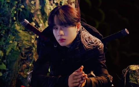 Jack tung teaser MV mới kỳ ảo, gây sốt khi khoe lưng trần