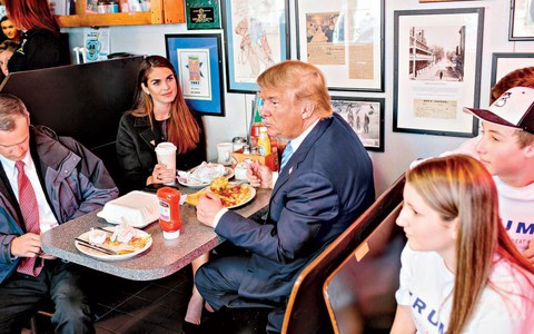 Nữ cố vấn xinh đẹp của TT Donald Trump mắc Covid-19 là ai?
