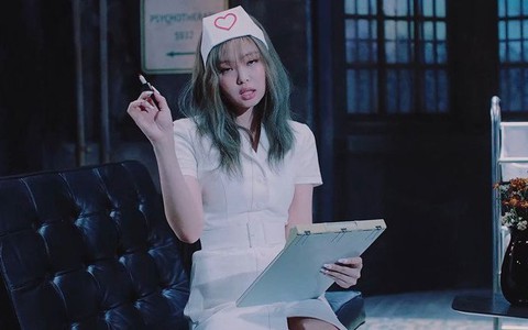 Jennie (Blackpink) bị chỉ trích mặc váy y tá khêu gợi, nhà YG có động thái đáp trả