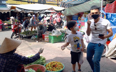 Được Khánh Thi giao nấu ăn, Phan Hiển lóng ngóng 'thấy thương'