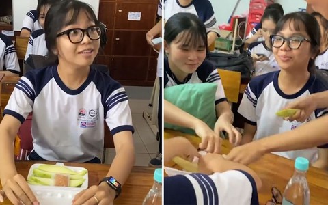 Nữ sinh được lũ bạn để lại cho bịch muối khi mang xoài vào lớp