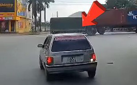 Ôtô dán khẩu hiệu ‘an toàn giao thông’ nhưng lại vượt đèn đỏ