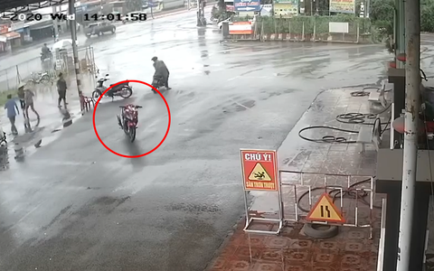 Xe máy không người lái lách qua đám đông, lao vào cây xăng