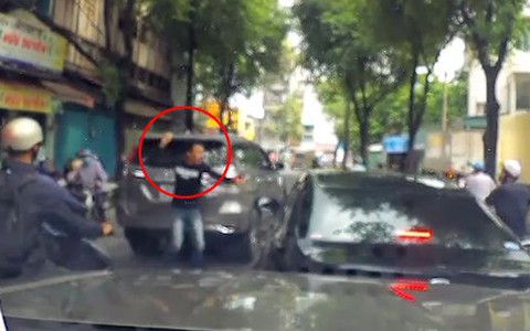 Tài xế Camry bị 'dằn mặt' vì 'chạy chậm' trong nội thành
