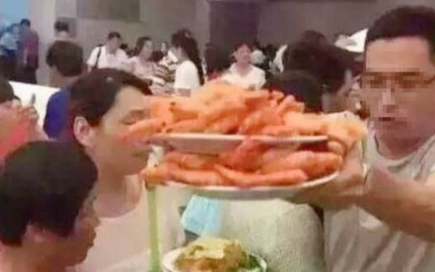 Vua Còm 10/10: Cách ăn buffet để không 'lỗ vốn'