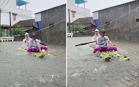 Hai chàng trai dùng bè chuối di chuyển trong lũ