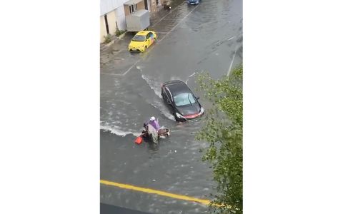 Ôtô tạo sóng trên đường ngập làm hai cô gái đi xe máy ngã nhào