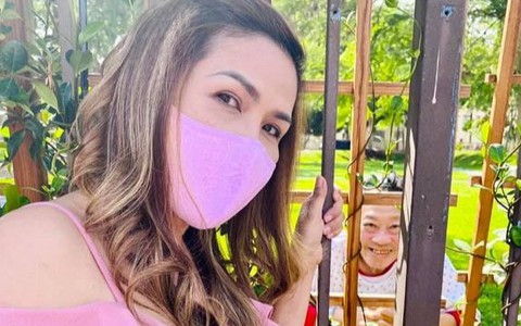 Lê Quang ngồi xe lăn mừng sinh nhật vợ qua hàng rào bệnh viện