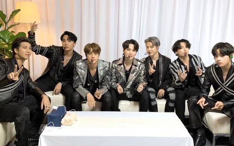 BTS lập cú hat-trick chiếm lĩnh hai vị trí đầu BXH Hot 100