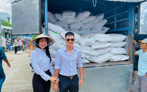 Thủy Tiên đến miền Trung gửi 8 tỉ quyên góp cho người dân