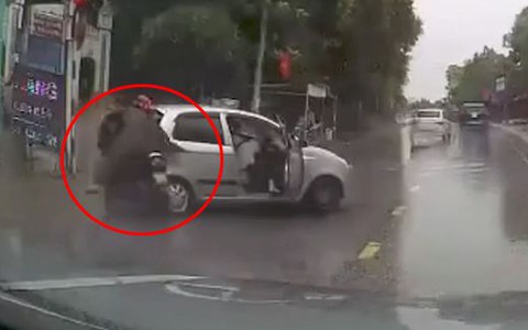 Ôtô 'không người lái' lao ra đường, tông người đi xe máy