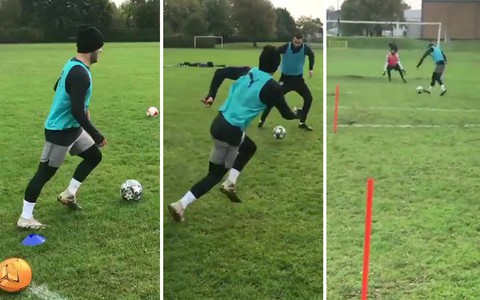 'Thần đồng 1 thời' của Arsenal tập ở công viên sau khi thất nghiệp