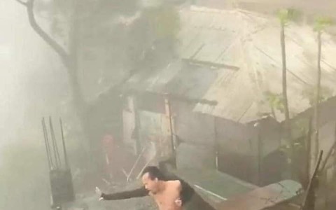 Chết cười với người đàn ông la hét bỏ chạy vì sợ mèo