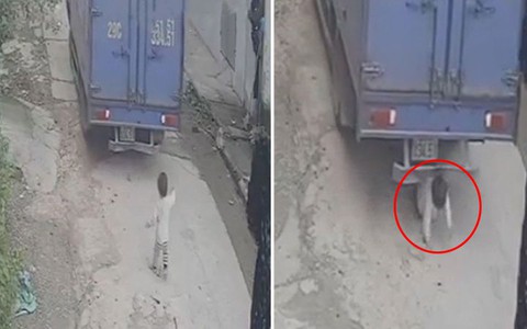 Khoảnh khắc bé trai thoát chết khi bị xe tải lùi trúng