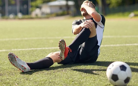 Cầu thủ đổ gục sau pha trả bóng của cổ động viên