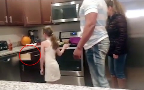 Cô bé làm ảo thuật đóng mở tủ khiến cả nhà bối rối