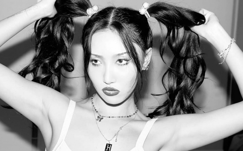 Hwasa (MAMAMOO) cực ngầu trong bộ ảnh đen trắng mới