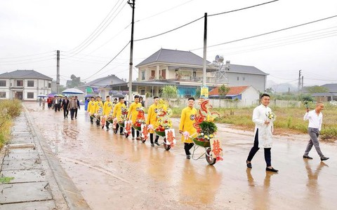 Xe rùa đưa tráp đám hỏi, thuyền thúng vượt lũ đón dâu: Lạ ghê!