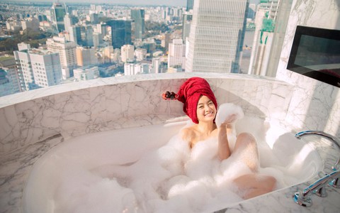 Kaity Nguyễn khoe cảnh tắm bán nude