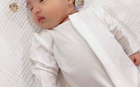Đông Nhi khoe ảnh con gái tròn một tháng tuổi