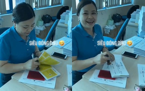 Người phụ nữ đóng dấu giáp lai nhanh như máy