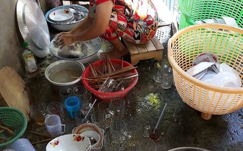 Hội bà cô bên chồng xúm vào 'bắt' cô dâu rửa hết đống chén bát