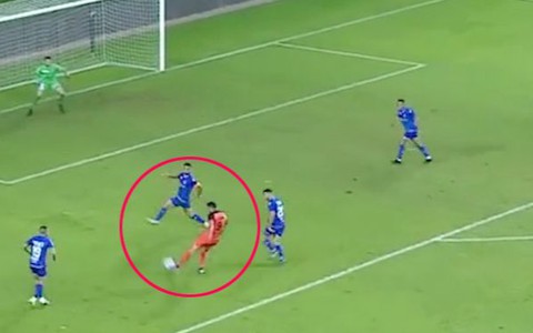Khung thành 'ma ám' làm các cầu thủ sút 4 lần đều trúng cột dọc
