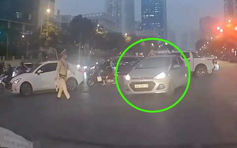 Tài xế taxi quay đầu xe bỏ chạy giữa ngã tư khi bị CSGT tuýt còi