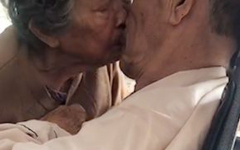 Cụ bà nhẹ nhàng cụng trán, hôn môi động viên chồng bị khối u não