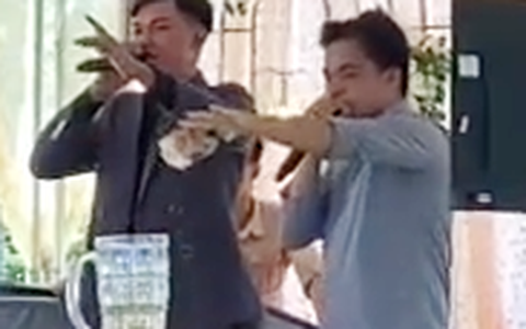 Chú rể hát rap cùng bạn đệm beatbox, cả hôn trường reo hò cổ vũ
