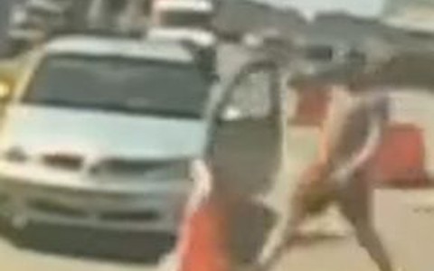 Hai tài xế thi gan kéo dải phân cách chặn đầu ôtô nhau