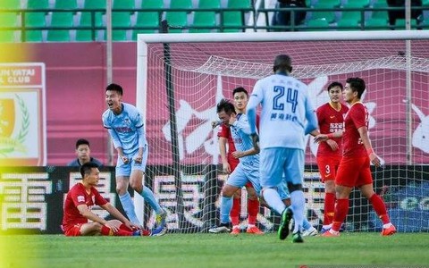 Thủ môn Trung Quốc đẩy đối thủ ngã sấp mặt vì bị 'cà khịa'