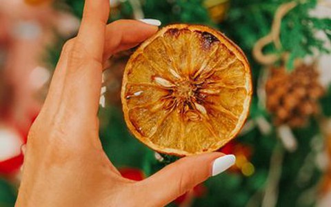 Cam sấy: phụ kiện lạ cho cây thông Noel mùa lễ hội cuối năm 2020